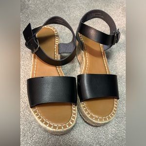 Universal Thread Platform Sandals